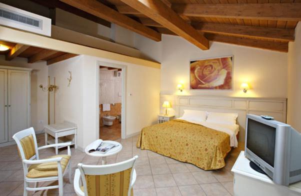 Hotel Gabarda Carpi Quarto foto
