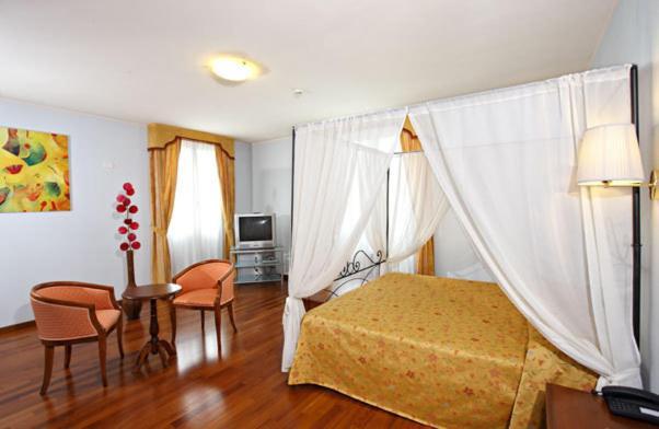 Hotel Gabarda Carpi Quarto foto